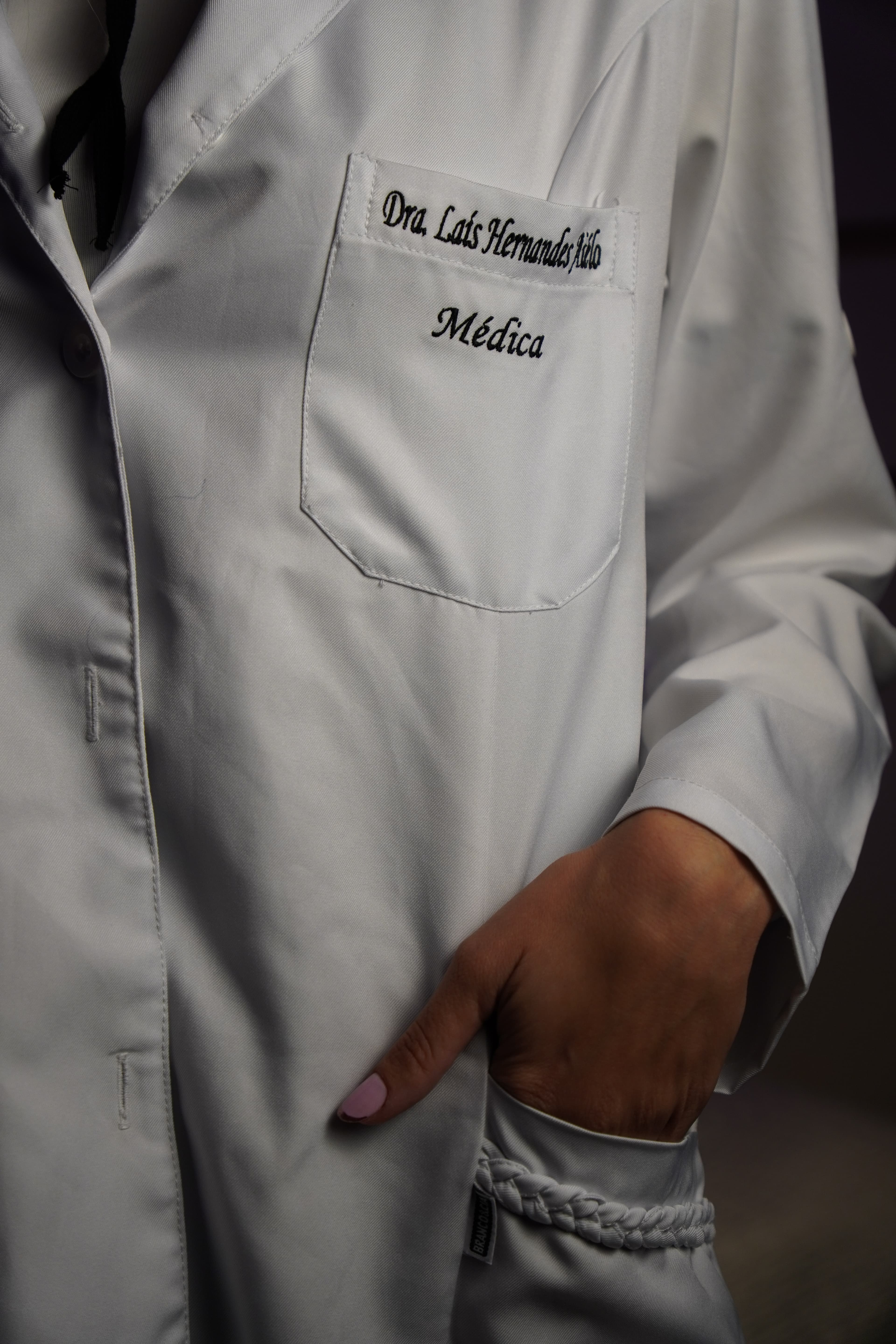 Detalhe do jaleco da Dra. Lais Aielo