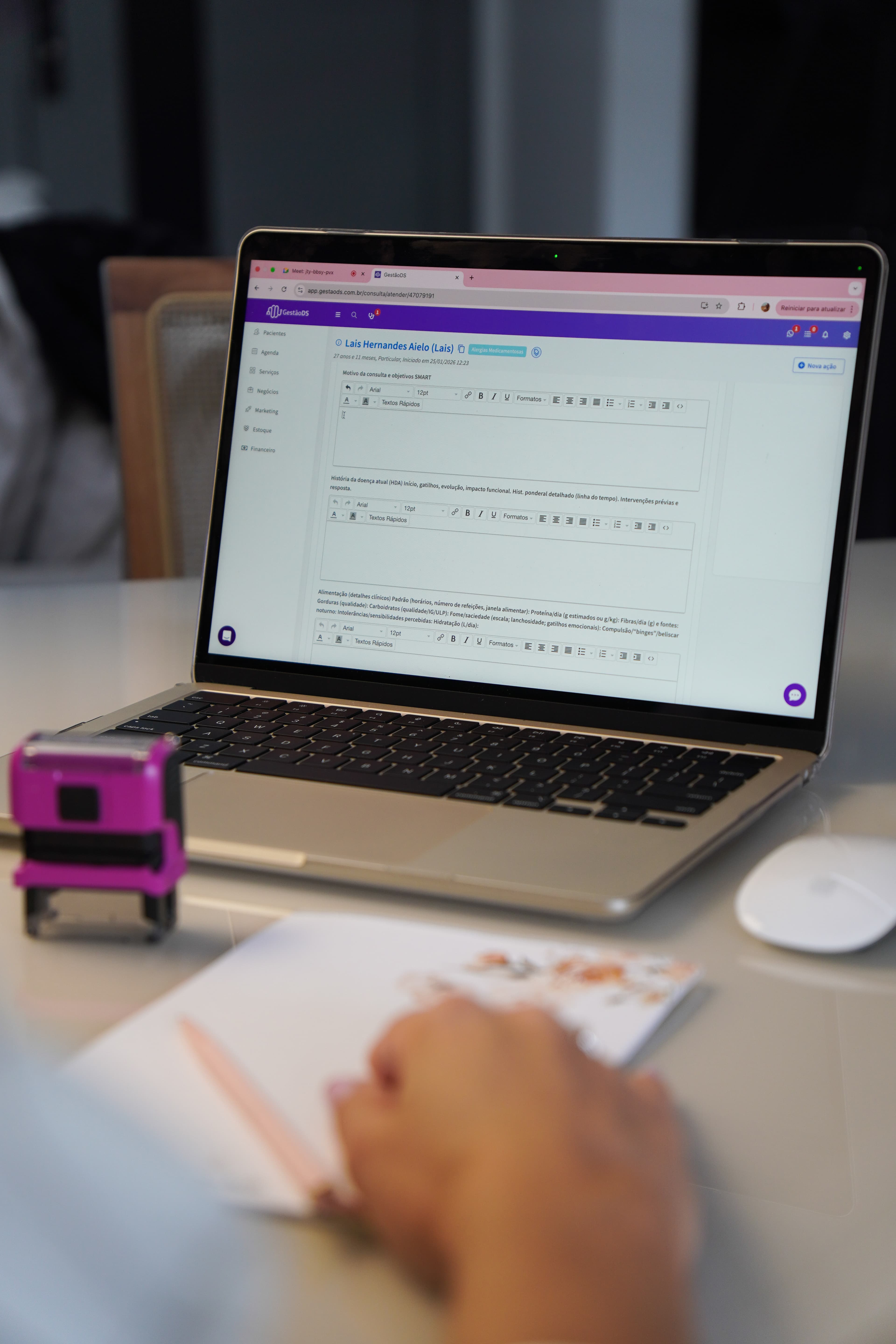 Dra. Lais Aielo trabalhando no prontuário